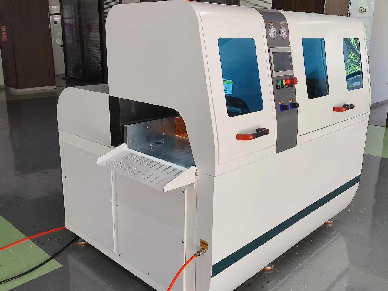 大連客戶對于日意嘉550S分離式全自動切鋁機(jī)效果很滿意