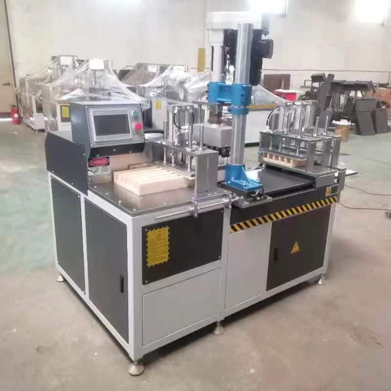 日意嘉鉆切一體機(jī)與某芃電子科技有限公司達(dá)成合作