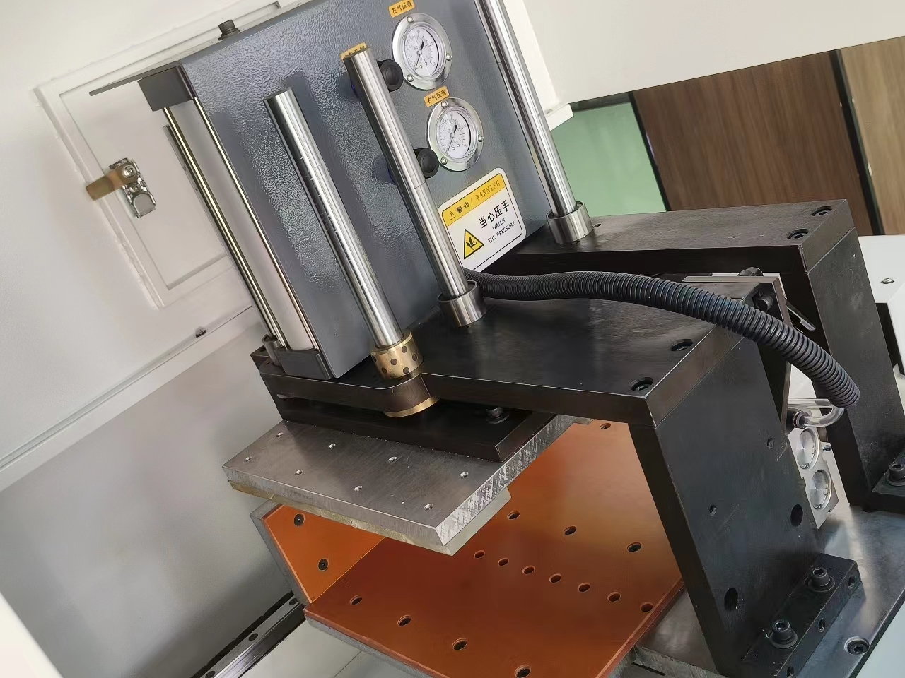 數(shù)控鋁材切割機