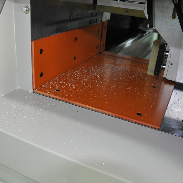 550無尾料分離式全自動(dòng)切鋁機(jī)細(xì)節(jié)圖10 550無尾料分離式全自動(dòng)切鋁機(jī)細(xì)節(jié)圖10